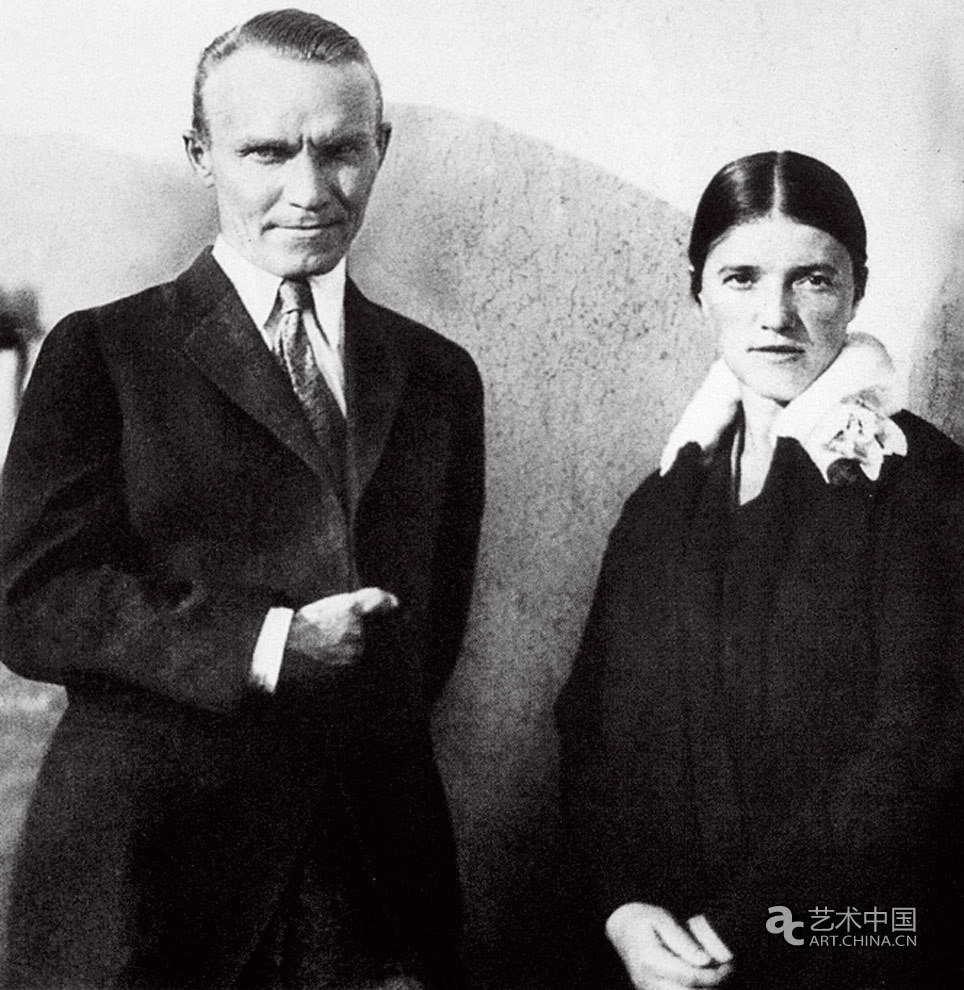 1928年，菲钦和妻子阿列亨德拉在拖奥斯